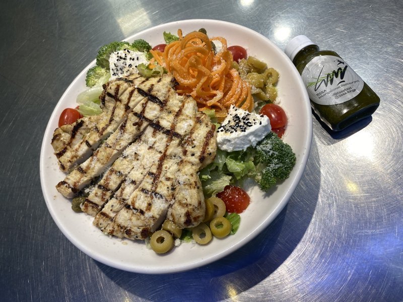 سالاد مخصوص با سینه مرغ گریل